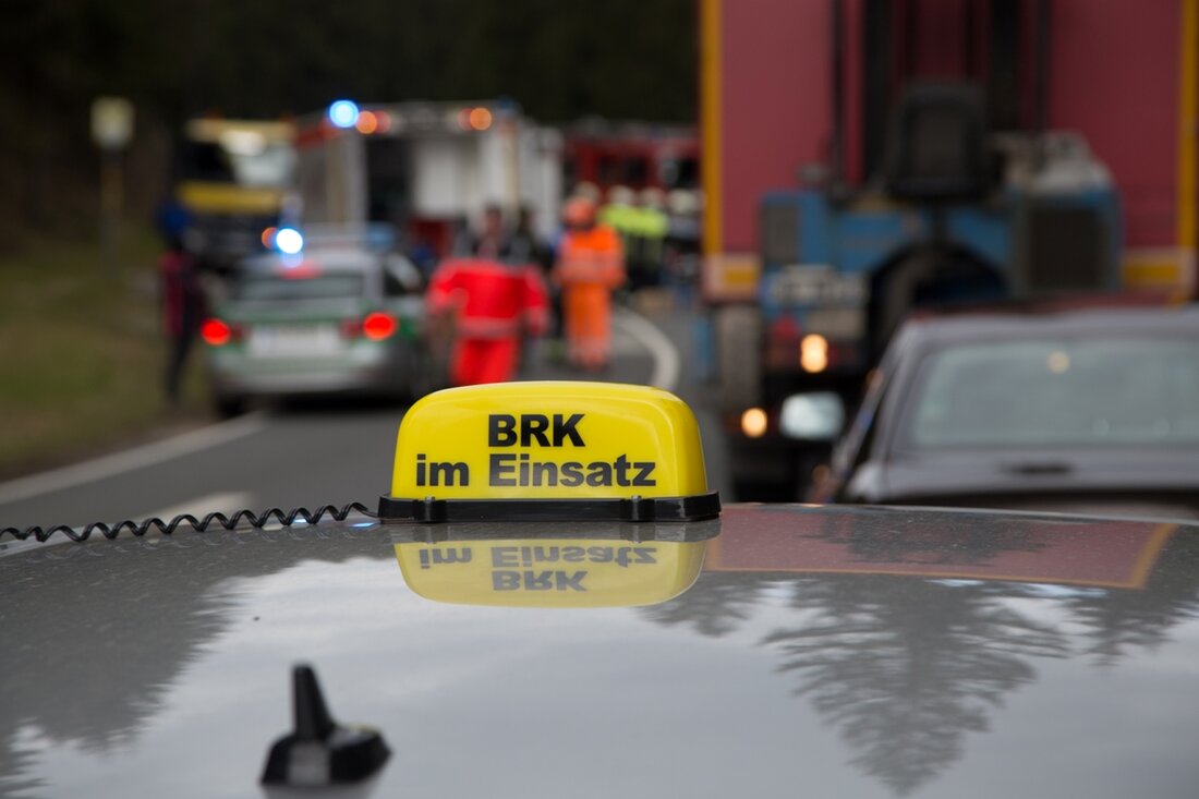 Mähring. Bei einem Unfall auf der Staatsstraße zwischen Tirschenreuth und Mähring krachte ein Auto beim Überholen in einen Traktor.  Auf der Staatsstraße 2167 (Tirschenreuth – Mähring) kam es am Dienstag, [&hellip;]