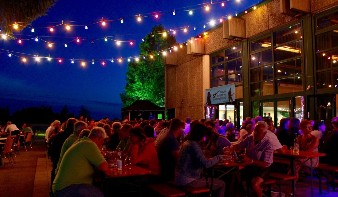 Vohenstrauß. Doppelt gut: Faschingsverein und Musikinitiative packen gemeinsam an und verwandeln die Außenterrasse der Stadthalle für einen Abend zur Wohlfühl-Zone. Rund 350 Besucher strömten am Samstag zum „Weinfest unplugged“, das in [&hellip;]