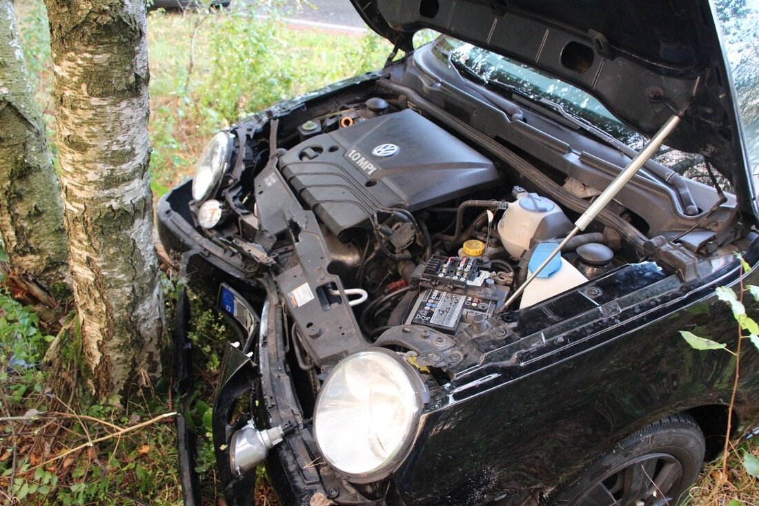 Dießfurt. Am Sonntag gegen 18:30 Uhr ereignete sich auf der NEW22 ein Verkehrsunfall. Weil das Navi keine Kreuzung anzeigte krachte eine Frau in einen Baum.  Eine Frau befuhr mit ihrem VW [&hellip;]