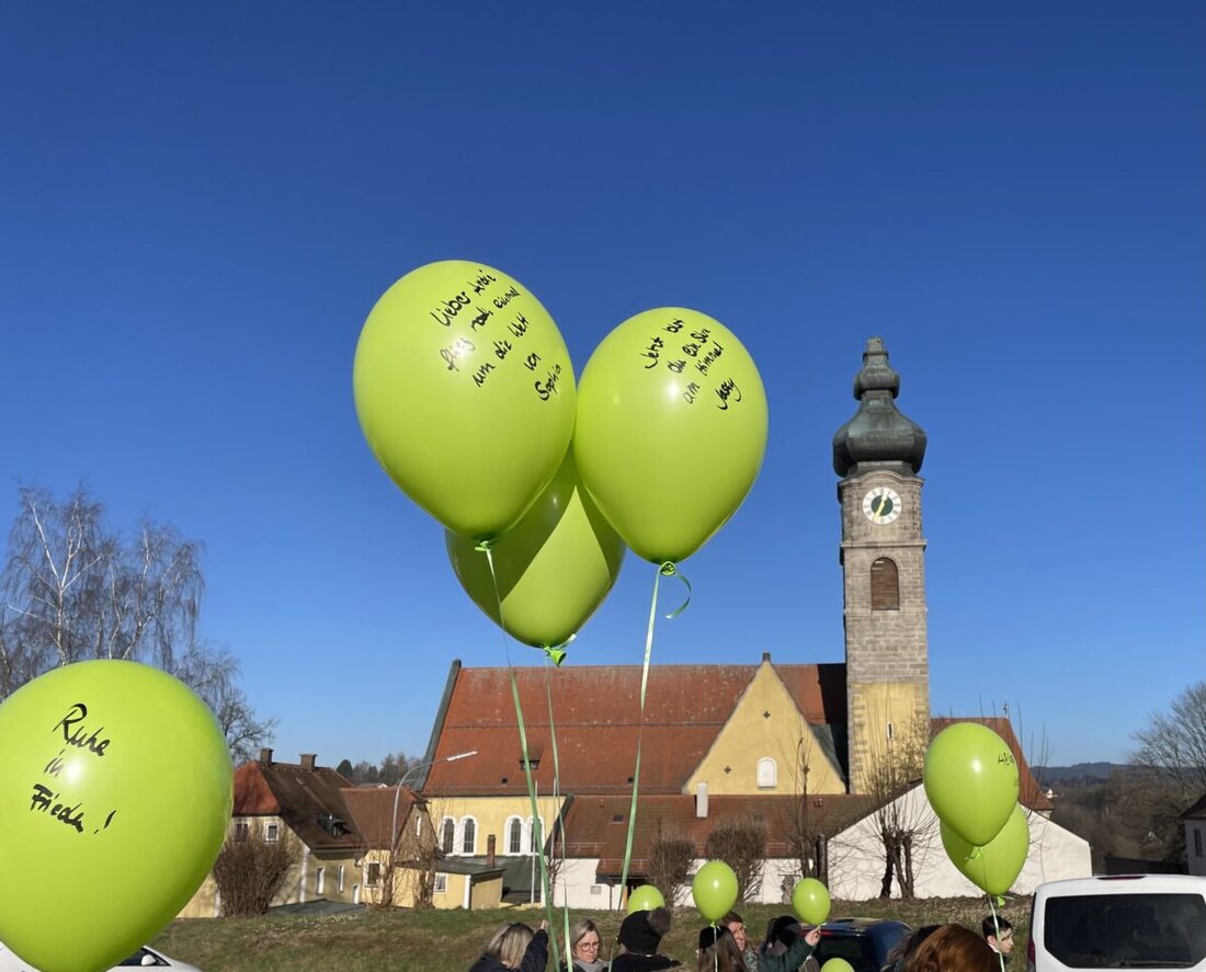 Floß/Wolfenbüttel. Rund 200 Bürger des Marktes Floß haben sich am Samstagvormittag in einer würdigen und zugleich liebevollen Trauerfeier von André Gleißner verabschiedet. Der neunjährige Junge starb am 20. Dezember 2024 beim Attentat auf den Magdeburger Weihnachtsmarkt. Nach dem Gottesdienst stiegen vor der katholischen Pfarrkirche grüne Luftballons in den blauen Winterhimmel.