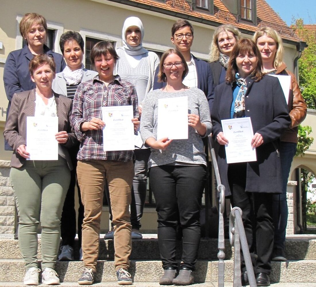 Tirschenreuth. Mit großem Engagement und einem zeitlichen Lern- und Arbeitspensum von 100 Theorie- und Transferstunden haben sich sechs Frauen aus dem Landkreis Tirschenreuth erfolgreich zur qualifizierten Tagespflegeperson fortgebildet. In den [&hellip;]