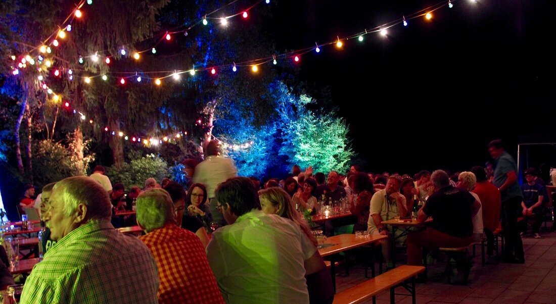 Vohenstrauß. Was gibt es auf einem idyllischen Unplugged-Sommerkonzert besseres als ein Glas Wein? Genau das könnt ihr beim “Weinfest Unplugged“ an der Stadthalle Vohenstrauß genießen. Erlesene Weine und Brotzeitschmankerl erwarten euch und [&hellip;]