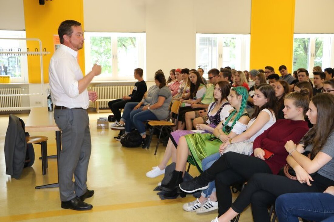 Weiden. Der Fachbereich Geschichte/Sozialkunde der Gustl-Lang-Schule hatte mit MdB Uli Grötsch einen weiteren Abgeordneten des Deutschen Bundestages in diesem Schuljahr zu einer Podiumsdiskussion der 10. Klassen eingeladen. Zu den Diskussionsthemen [&hellip;]