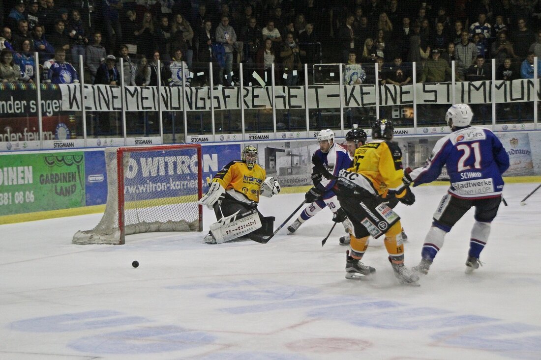 Weiden. Der 1. EV Weiden hat am gestrigen Freitagabend in der Weidener Hans-Schröpf-Arena seine Oberliga-Begegnung gegen die ERC Sonthofen Bulls mit 7:5 verdient gewonnen. Jedoch schafften es die Hausherren nicht, [&hellip;]