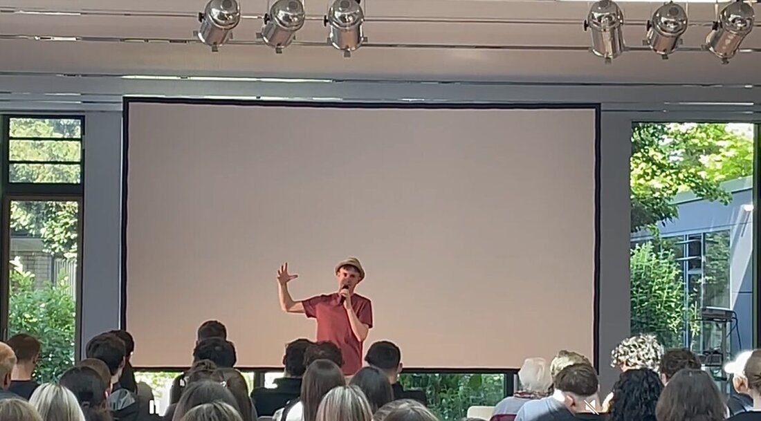 Weiden. Schüler des Kepler- und Elly-Heuss-Gymnasiums erlebten mit dem Latein-Kabarettisten Björn Puscha einen humorvollen Vormittag. Puscha machte Latein durch Witz und interaktive Elemente lebendig und inspirierte die Jugendlichen.