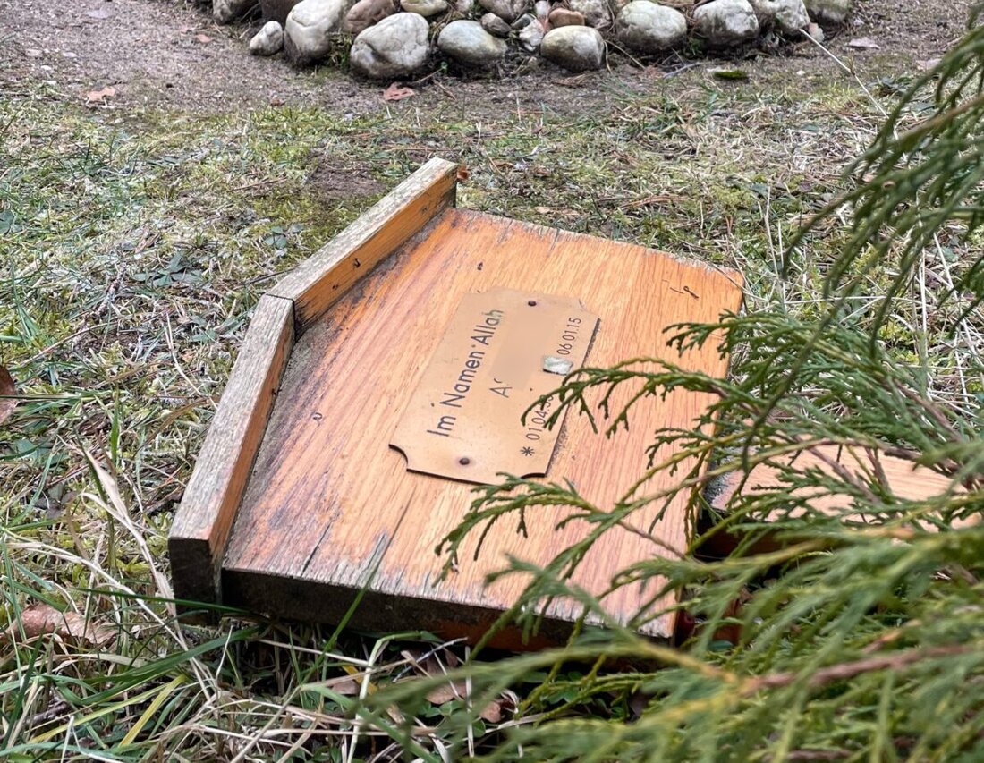 Weiden. Unbekannte haben in der Nacht vom 4. auf den 5. Februar 2025 am Waldfriedhof in Weiden zwölf muslimische Gräber geschändet und beschädigt. Die Kriminalpolizei Weiden ermittelt. "Ein politisches Motiv kann nicht ausgeschlossen werden", so Sprecherin Corinna Wild. Die Polizei bittet um Zeugenhinweise.