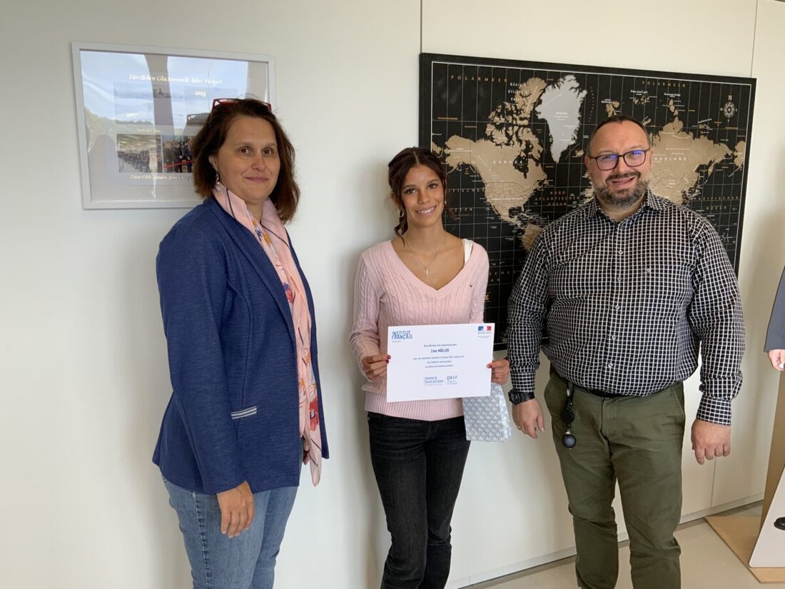 Kemnath. Realschülerin Linn Müller erzielte in der DELF-A2-Sprechprüfung 99 von 100 Punkten und zählt zu Bayerns Besten. Sie erhielt eine Urkunde und einen Gutschein.