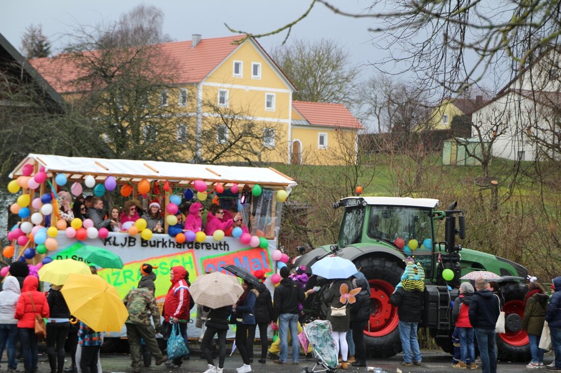 Hammerles. Auch dieses Jahr zogen traditionell am Faschingsdienstag, leider bei nicht ganz so gutem Wetter, rund 20 Gruppen über eine Stunde lang durch Hammerles bis ins Festzelt. Vom regen ließ sich aber [&hellip;]