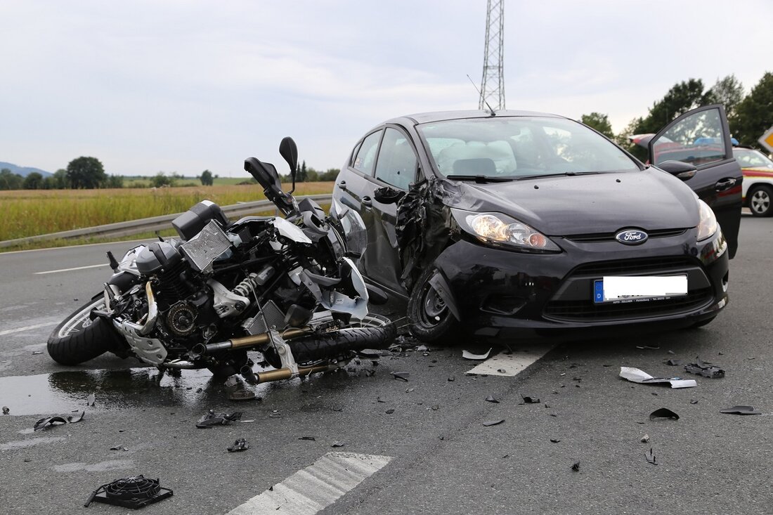 Kulmain. Schwerer Motorradunfall auf der Staatsstraße 2177 in Höhe Kulmain bei der ersten Einfahrt aus Richtung Neusorg heute gegen 15 Uhr. Die beiden Fahrer wurden in umliegende Krankenhäuser gebracht. Mehr in [&hellip;]