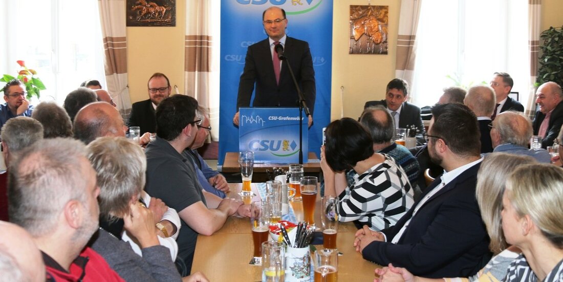 Grafenwöhr. Zum Josefi-Frühschoppen war die Zoiglstube “Zum Adler” bis auf den letzten Platz gefüllt und gespannt empfing man allerlei politische Prominenz.  Von Stefan Neidl CSU-Ortsvorsitzender Gerald Morgenstern erklärte zur Eröffnung des [&hellip;]
