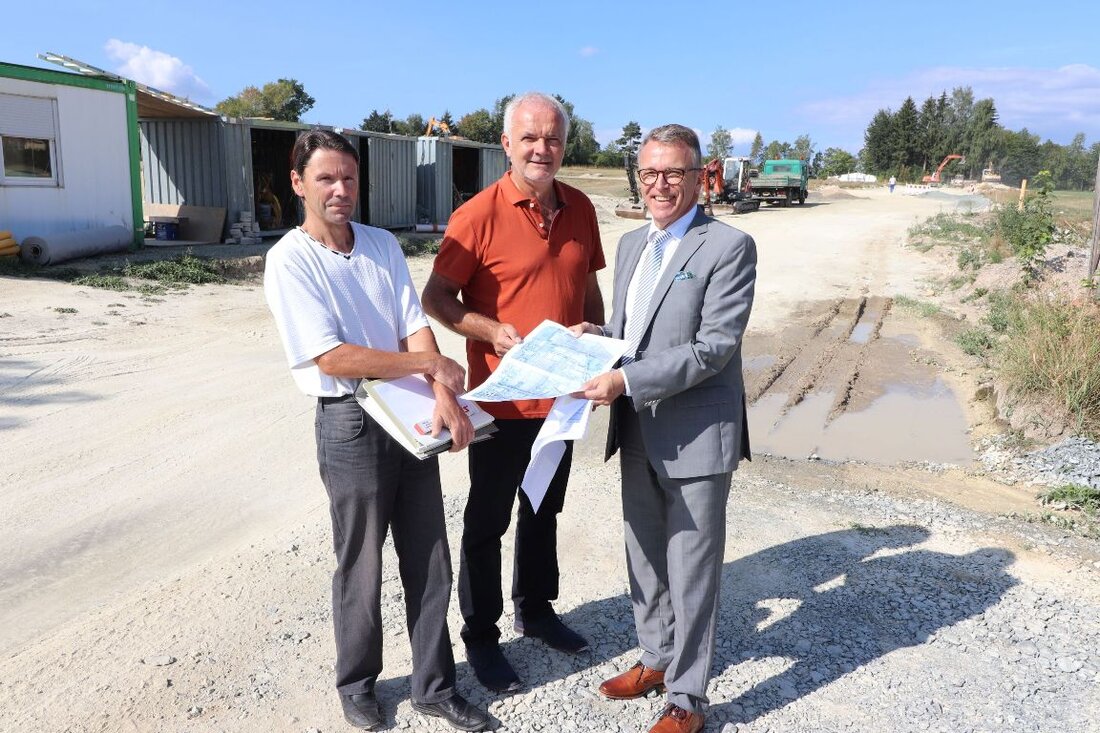 Tirschenreuth. Im Gewerbegebiet Süd-Ost der Kreisstadt werden zahlreiche weitere Grundstücke erschlossen. Darüber informierte heute Bürgermeister Franz Stahl bei einem Vor-Ort-Termin. Die Maßnahme umfasst unter anderem den Ringschluss von Einsteinstraße und [&hellip;]