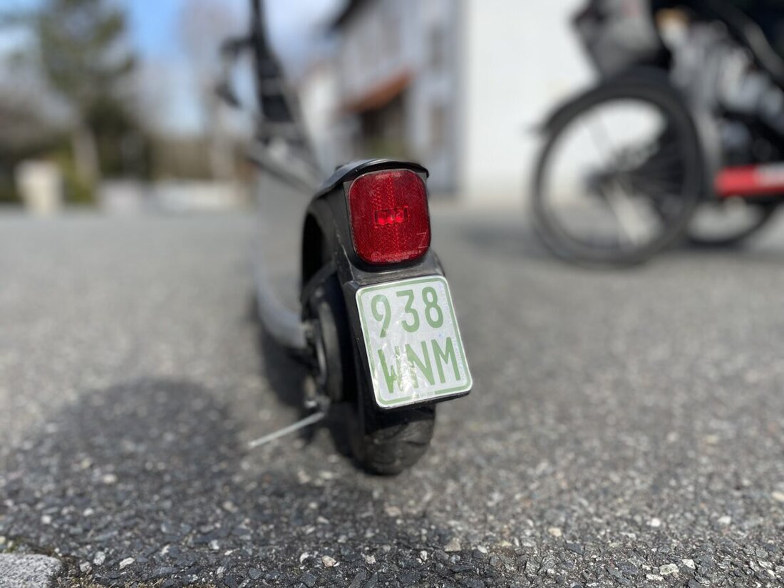 Sulzbach-Rosenberg. Ein 17-Jähriger fuhr am Dienstagnachmittag mit bis zu 50 km/h auf einem E-Roller, der keine Betriebserlaubnis hatte und laut Hersteller rund 70 km/h schafft. Er hatte keine Fahrerlaubnis und trug keinen Helm.
