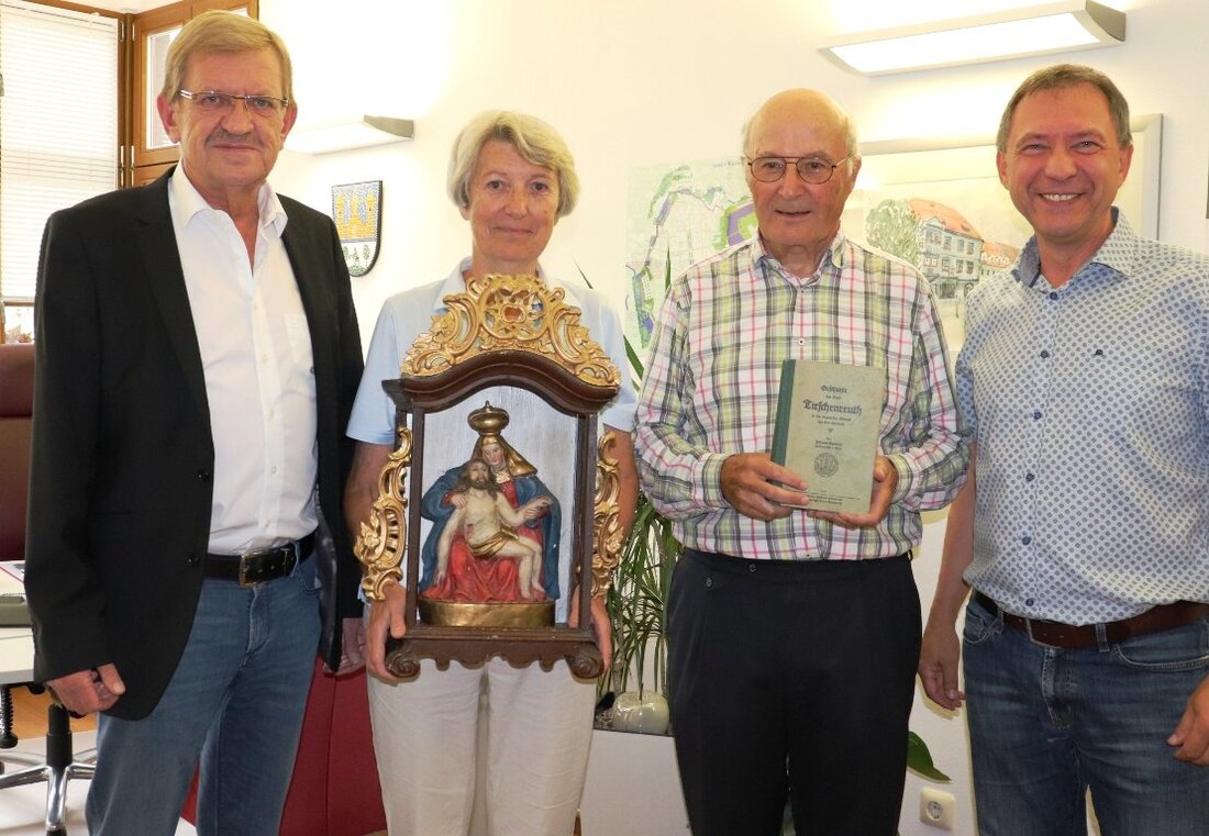 Tirschenreuth. Viele Jahrzehnte war er im Besitz der Familie des leitenden Stadt-Beamten Georg Heldmann. Nun ist mit deren Hausaltar ein Tirschenreuther Rathausschatz wieder an seinen Heimatort zurückgekehrt. Enkelin Elisabeth Vasold [&hellip;]