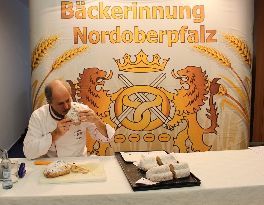 Weiden. Rund vier Wochen vor Weihnachten brachten fast 20 Bäckereien ihre Stollen nach Weiden. Um den Job von Manfred Stiefel beneiden ihn sicher viele. Er konnte über 67 Christstollen testen. Doch für die Besucher ließ er noch genügend zum probieren übrig. 