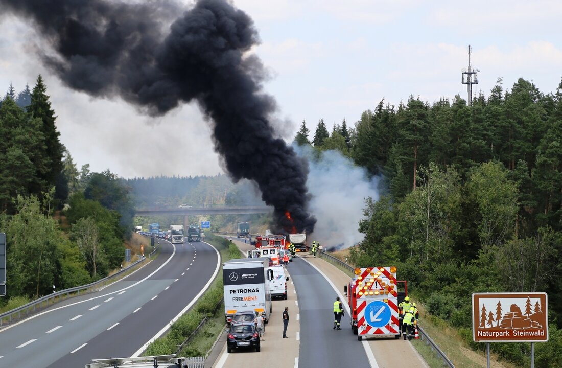 Windischeschenbach. Ein brennender LKW auf der A 93 blockiert im Moment die Weiterfahrt zwischen Windischeschenbach und Falkenberg.  Inzwischen staut es sich schon bis zur Ausfahrt Neustadt. Wer sich auskennt sollte [&hellip;]