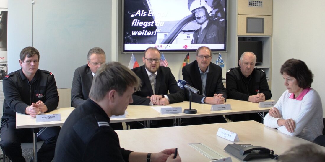 Weiden. In einer spontan einberufenen Pressekonferenz würdigten die Verantwortlichen der ILS Nordoberpfalz heute die Arbeit des gestern verstorbenen Piloten Jochen Huber. “Er hinterlässt eine wahnsinnig große Lücke!” Von Yvonne Sengenberger [&hellip;]