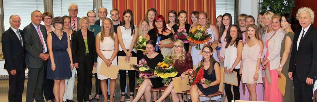 Weiden. Mit „An Tagen wie diesen…“ hat am Dienstagnachmittag das Gesangsduo Marina und Magdalena in der Personal-Cafeteria des Klinikums Weiden die Abschlussfeier der Generalistischen Pflegeausbildung mit beruflichem Schwerpunkt der Berufsfachschule [&hellip;]