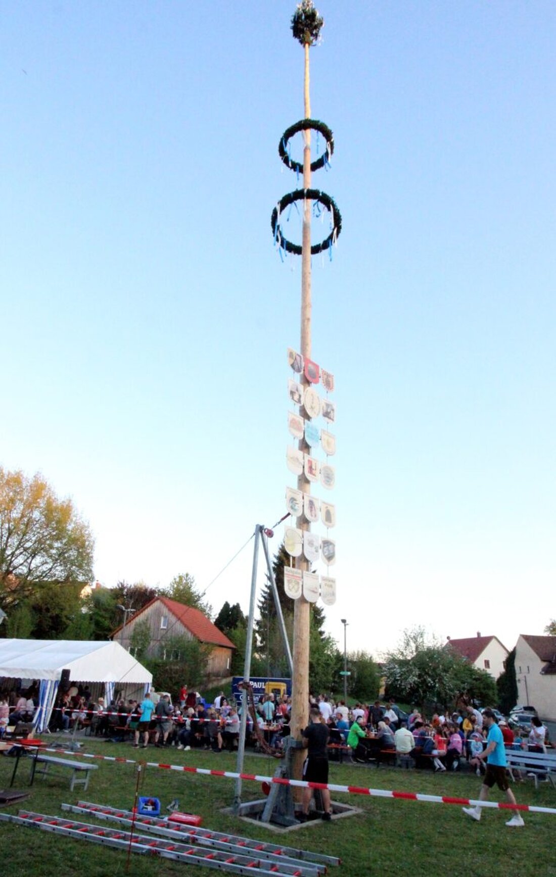Etzenricht. Der Maibaum steht zum achten Mal auf dem Dorfplatz und lockte bei Kaiserwetter einen rekordverdächtigen Besucherstrom an. Mit einer innovativen Technik ermöglichte Sepp Konrad ein sicheres Aufstellen des über 25 Meter hohen Baums.