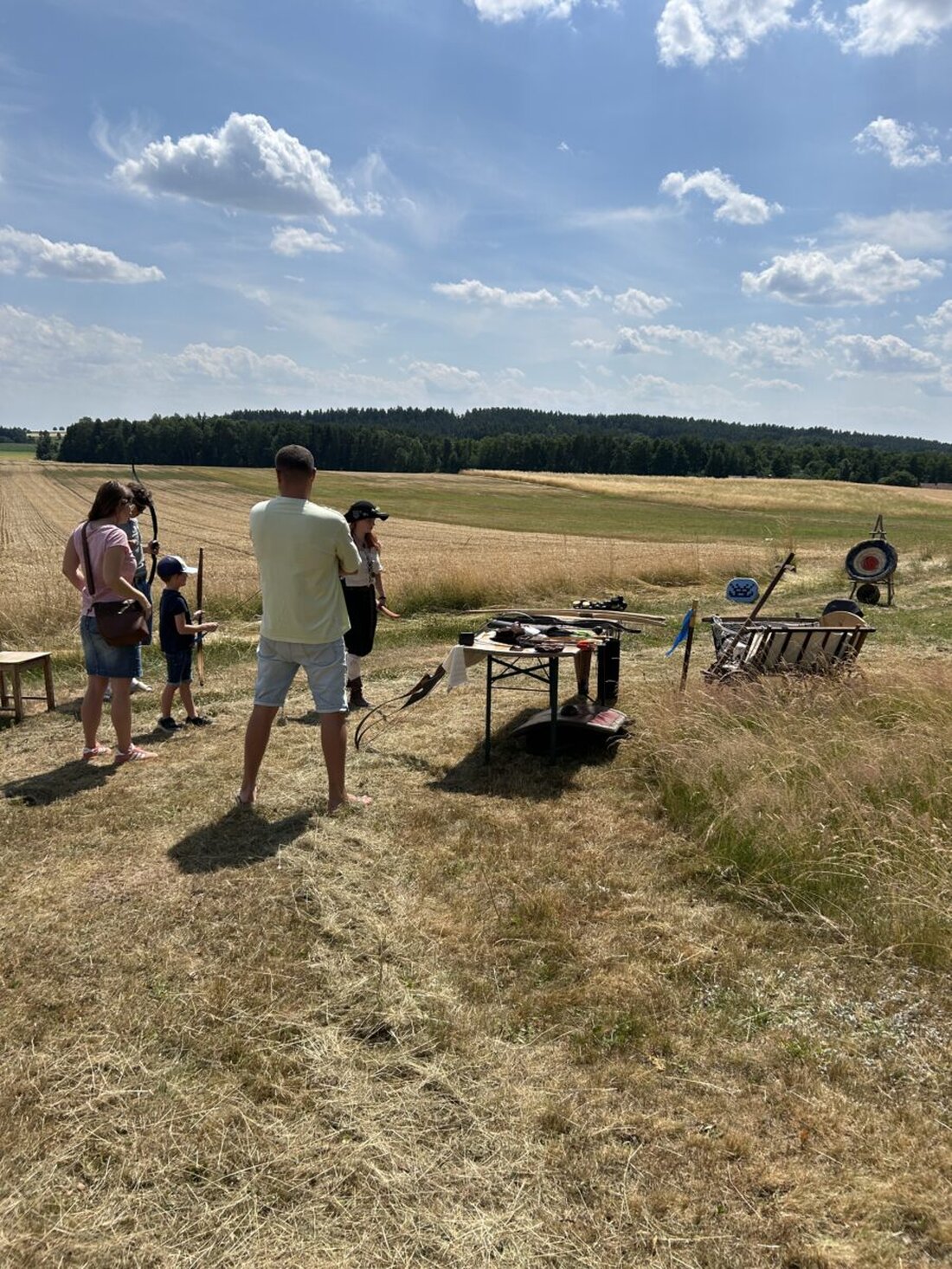 Immenreuth. Der BegegnungsCampus Immenreuth feierte bei schönem Wetter ein Sommerfest mit Zirkuskunst, Spielen und Bildungsangeboten, das viele Besucher anzog. Highlights waren unter anderem ein Zirkusauftritt der Kinder und vielfältige Aktivstationen.