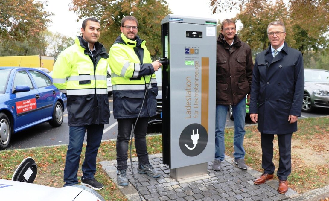 Tirschenreuth. Die Stadt Tirschenreuth hat heute zwei neue E-Ladesäulen für Elektroautos in Betrieb genommen. Diese befinden sich am ZOB und am Krankenhaus. „Nach dem erst kürzlich erfolgten Startschuss für das [&hellip;]