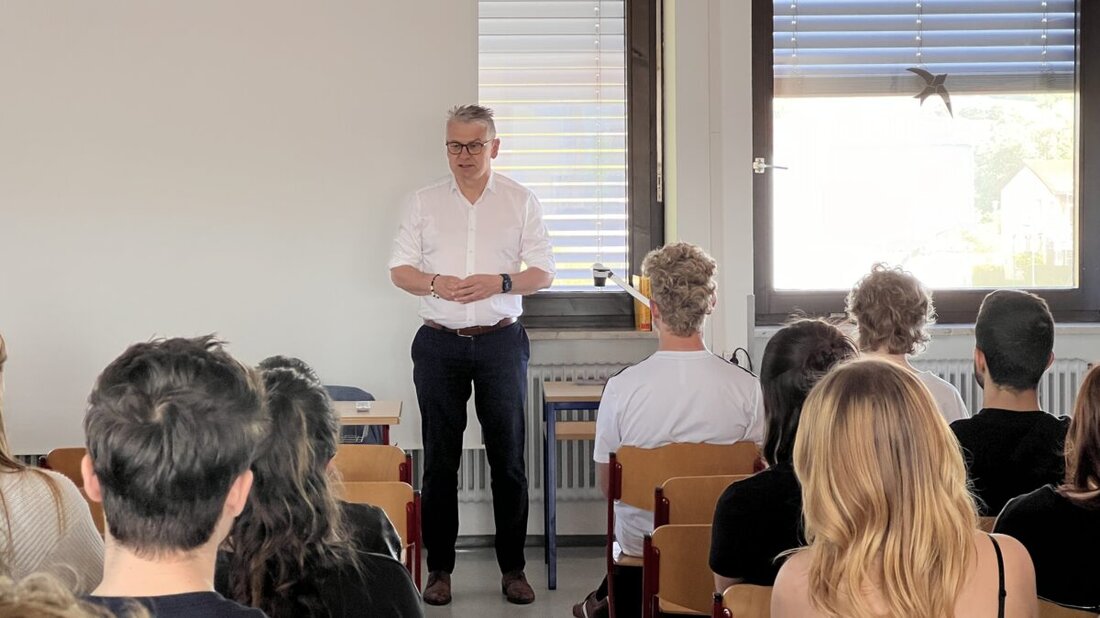 Nabburg. MdL Martin Scharf besuchte das Johann-Andreas-Schmeller-Gymnasium in Nabburg, um über Bildungsthemen wie das neue G9 und den Lehrermangel zu diskutieren. Er betonte die Bedeutung von Dialog mit jungen Menschen und stellte sich deren Fragen zu politischen und gesellschaftlichen Themen.