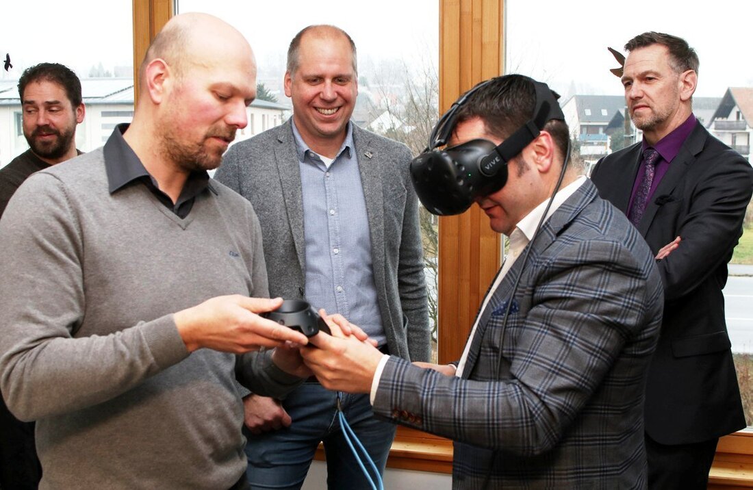 Altenstadt/WN.  Interessante Einblicke: Prokurist Markus Meister von galileo-ip führte Tobias Gotthardt, Landtagsabgeordneter der Freien Wähler (FW), Altenstadts Bürgermeisterkandidaten Bernhard Pscheidt, Landratskandidaten Tobias Groß, Eschenbachs Bürgermeisterkandidaten Thomas Riedl, 2. Bürgermeister Konrad [&hellip;]