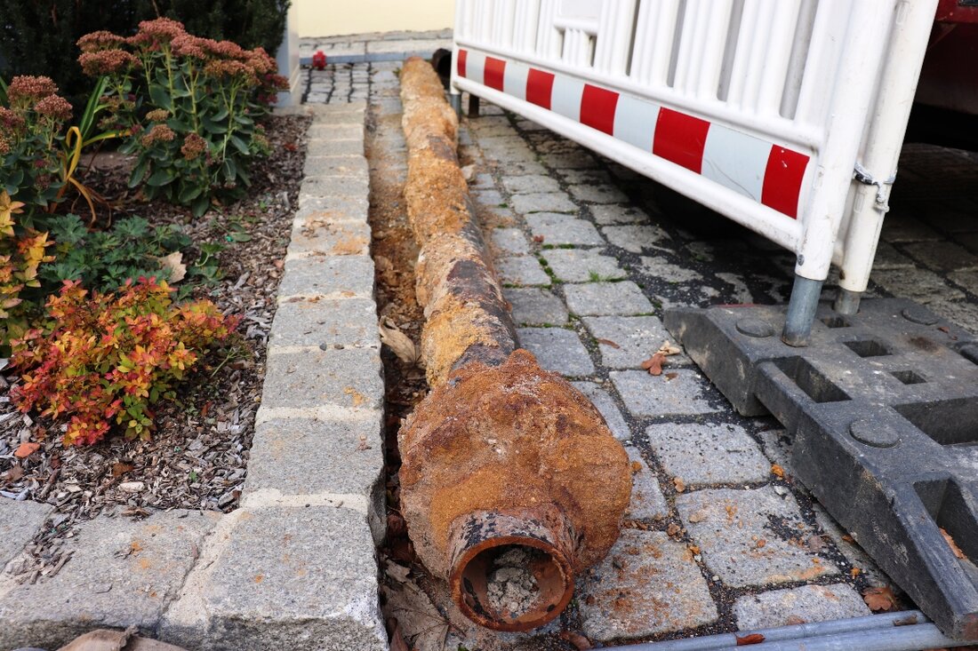 Schmellerstraße wegen Baumaßnahmen gesperrt. Wasserleitung ist über 125 Jahre alt und soll ausgetauscht werden.