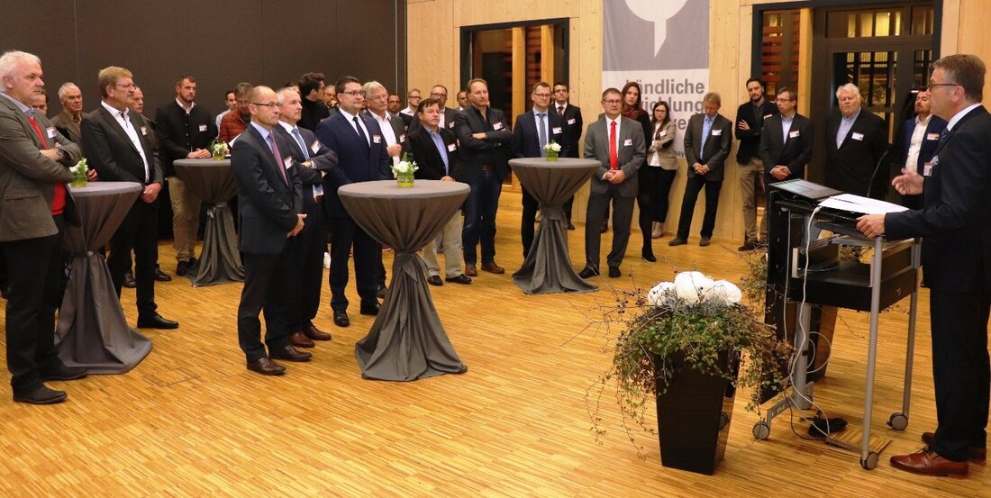 Tirschenreuth. Auf Einladung von Bürgermeister Franz Stahl fand in dieser Woche im Amt für ländliche Entwicklung (ALE) der bereits 7. Tirschenreuther Wirtschaftsdialog statt. Im Rahmen der mit annähernd 100 Teilnehmern [&hellip;]