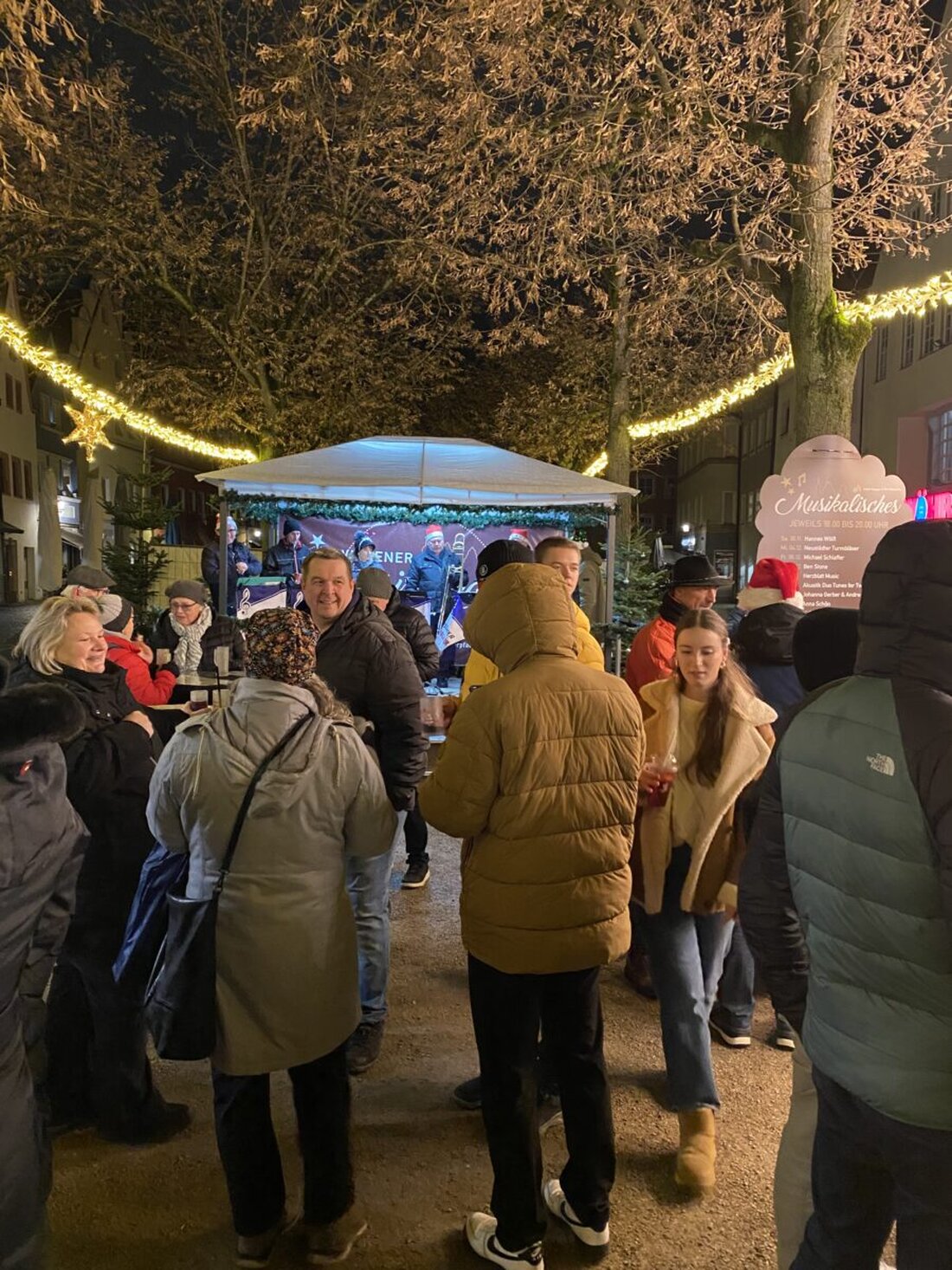 Weiden. Am Mittwochabend lockte ein schönes Musikprogramm der Neustädter Turmbläser zahlreiche Besucher und Besucherinnen auf den Markt. Neben Glühwein und gutem Essen wurde feierlich der Weihnachtsmusik gelauscht. 