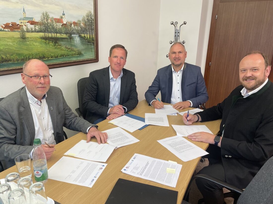 Mantel. Historischer Moment im Rathaus Mantel: Landrat Andreas Meier, Bürgermeister Richard Kammerer, Tobias Bäumler (Staatliches Bauamt) und Helmut Beran vom Landesbund für Vogelschutz geben am Mittwoch gemeinsam grünes Licht für den Bau der Umgehung für den Markt Mantel.