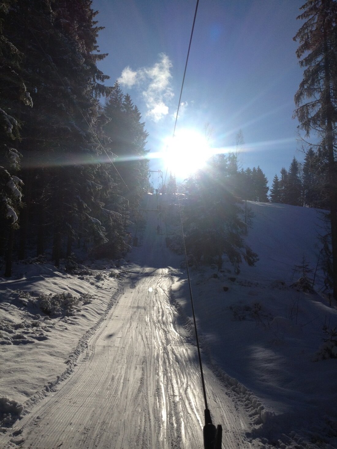 Flossenbürg. Endlich Schnee! Darüber freuen sich vor allem Skifahrer – und wohl noch mehr die Liftbetreiber. Dank der weißen Pracht öffnet auch der Skilift Wurmstein ab morgen den Liftbetrieb.  Mit seinen [&hellip;]
