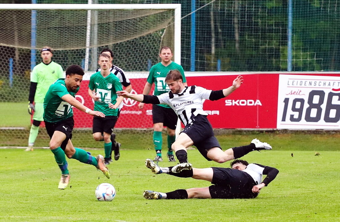 Etzenricht. Die Mühle der Relegationsspiele auf Kreisebene drehte sich weiter. Für die beiden Beteiligten war es die zweite Runde und auf dem Siegfried-Merkel-Sportanlage in Etzenricht und der ASV Haselmühl hatte am Ende die Nase mit 2:1 vorn. 