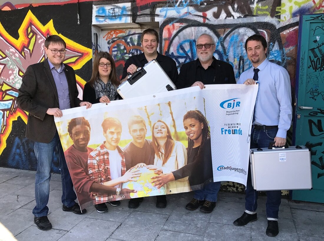 Weiden. Wie integriert man am besten Flüchtlinge? Diese Frage hat sich das Projekt “Flüchtlinge werden Freunde” gestellt. Als Antwort entwickelten sie einen Koffer, voll mit Ideen, Materialen und Methoden. Der [&hellip;]