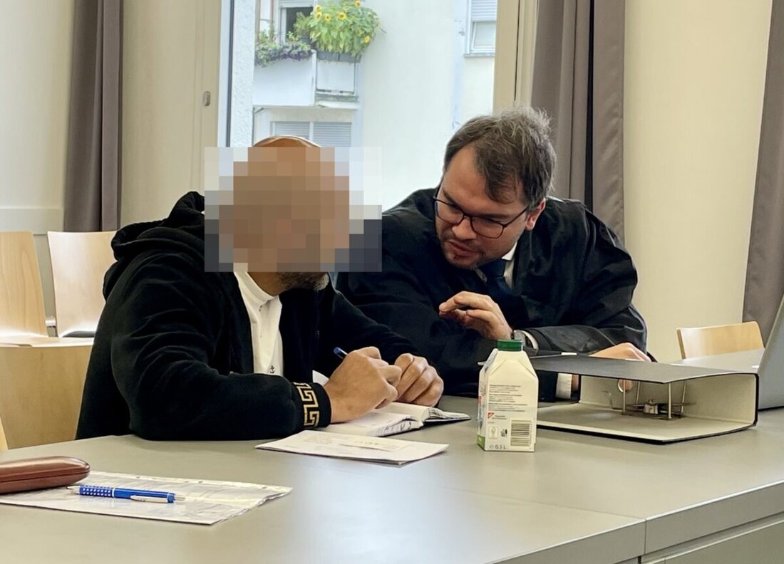 Weiden/Amberg. Einer der mutmaßlichen Grabschänder von Amberg, Vohenstrauß und Wiesau steht seit heute vor dem Landgericht Weiden. Dem 36-Jährigen wird vorgeworfen, in einer Bande fünf Friedhöfe ausgeraubt zu haben.