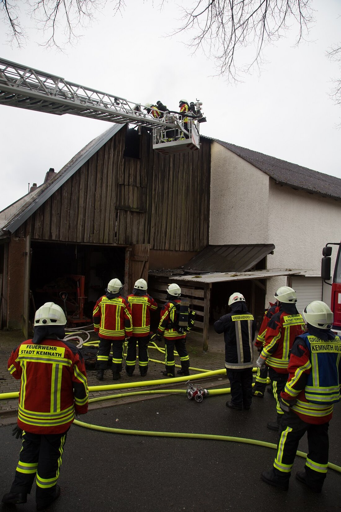 Kemnath. In Köglitz bei Kemnath brannte heute Nachmittag der Dachstuhl einer Holzscheune. Zahlreiche Feuerwehren wurden alarmiert.  Die anwesenden Feuerwehren konnten den Brand im Dachstuhl einer ans Wohnhaus angrenzenden Scheune schnell [&hellip;]