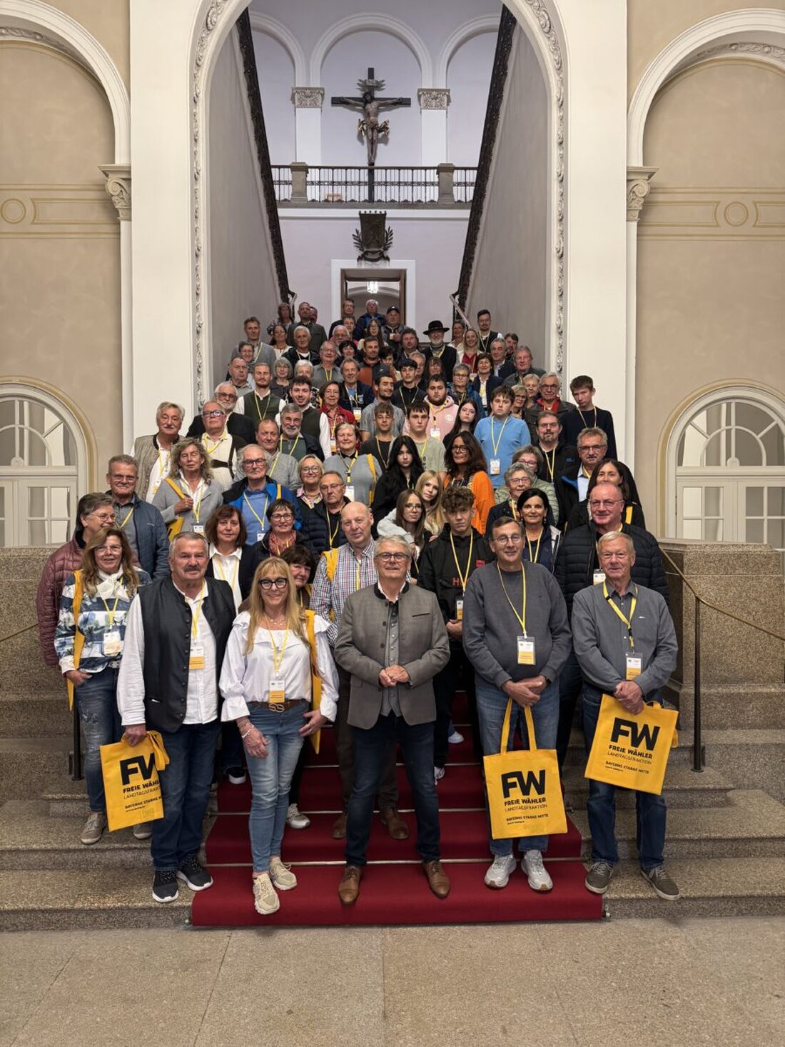 München. MdL Martin Scharf empfing rund 100 Besucher aus dem Landkreis Schwandorf im Landtag mit Führung und Diskussion. Danach folgten Hofbräukeller und Oktoberfest.