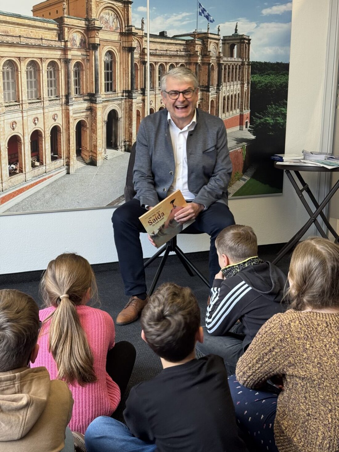 Neunburg vorm Wald. Zum Vorlesetag las MdL Martin Scharf mit 13 Kindern der Grundschule im Abgeordnetenbüro „Am Tag, als Saida zu uns kam“. Danach sprachen sie über Freundschaft, Herkunft, Zusammenhalt und Offenheit.