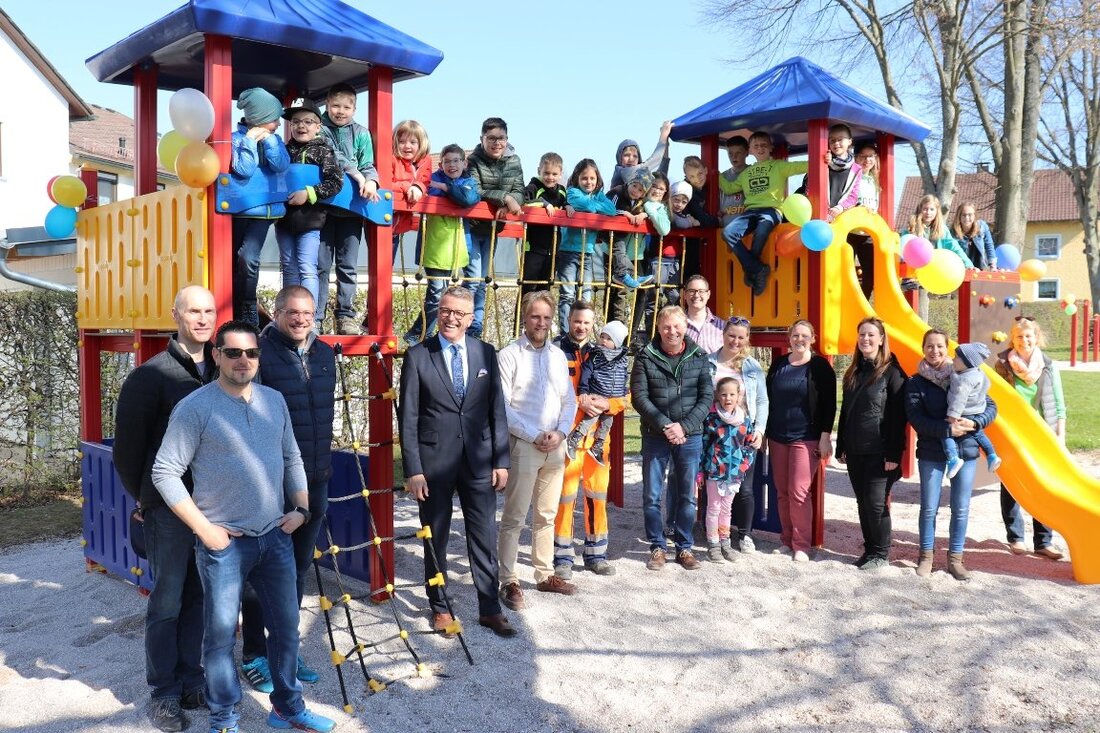 Tirschenreuth. Bei strahlendem Sonnenschein wurde gestern der Spielplatz in der Max-Reger-Straße neueröffnet. Der Andrang war groß, neben vielen Kindern konnte Bürgermeister Franz Stahl auch zahlreiche Eltern und Mitarbeiter des Städtischen [&hellip;]