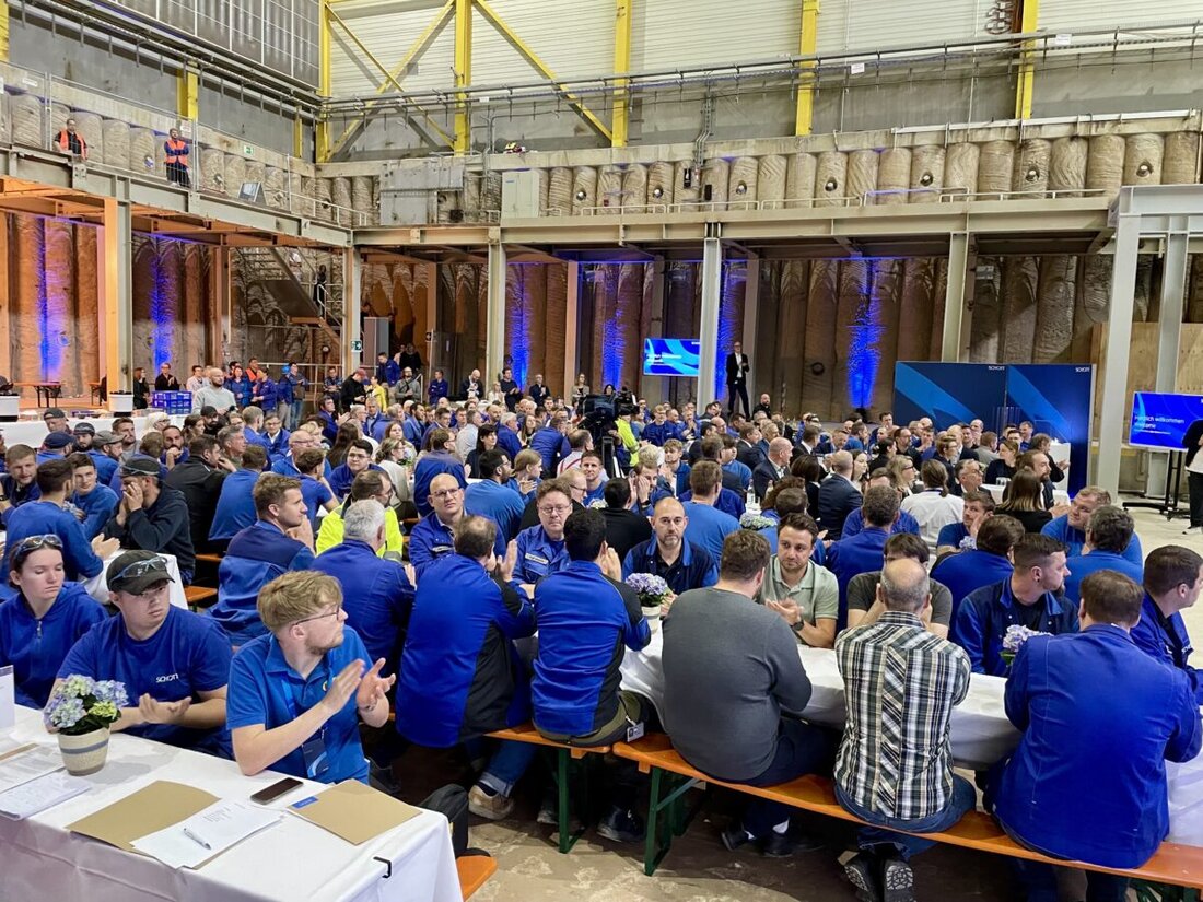 Mitterteich. Hunderte Schott-Mitarbeiter gingen am Mittwochmittag mit der Geschäftsführung und Ehrengästen sprichwörtlich "in die Wanne". Sie feierten im derzeit ausgehöhlten Wannenraum die Grundsteinlegung für eine bahnbrechende Neuerung: Bei Schott Mitterteich wird die erste elektrische Schmelzwanne gebaut. Geschmolzen wird künftig klimafreundlich mit Grünstrom.