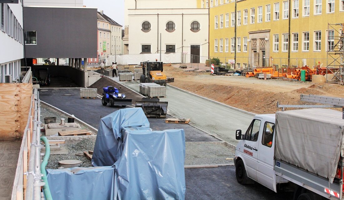 Weiden. Die Verkehrssituation rund um’s Klinikum Weiden entspannt sich etwas. Der Zugang zum Augustiner-Gebäude ist nochmal eine Woche eingeschränkt. Der neunte Bauabschnitt der Kliniken Nordoberpfalz AG, die neue Zentrale Notaufnahme, neigt [&hellip;]