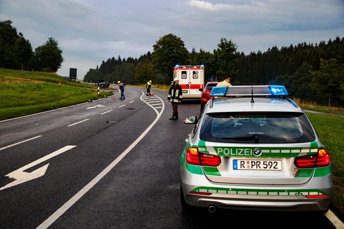Reiserdorf. Eine Frau aus Weiden wollte auf der B 15 wenden und übersah dabei ein entgegenkommendes Fahrzeug. Zum Glück wurden die beiden Autofahrer nur leicht verletzt.  Am Samstag gegen 12:30 [&hellip;]