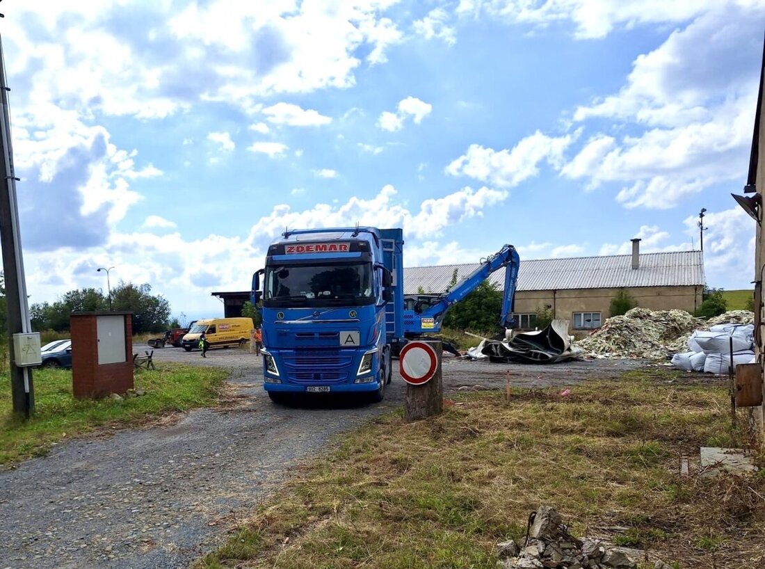 Weiden/Jiříkov. Es ist so weit. Die "Operation Rückführung" läuft. Der erste Lkw, beladen mit Müll von illegalen Deponien in Tschechien, rollt zurück nach Deutschland. Das ist erst der Anfang. 700 Tonnen sollen folgen. Die Regierung hat mit der Abholung die Firma Kraus aus Windischeschenbach beauftragt.