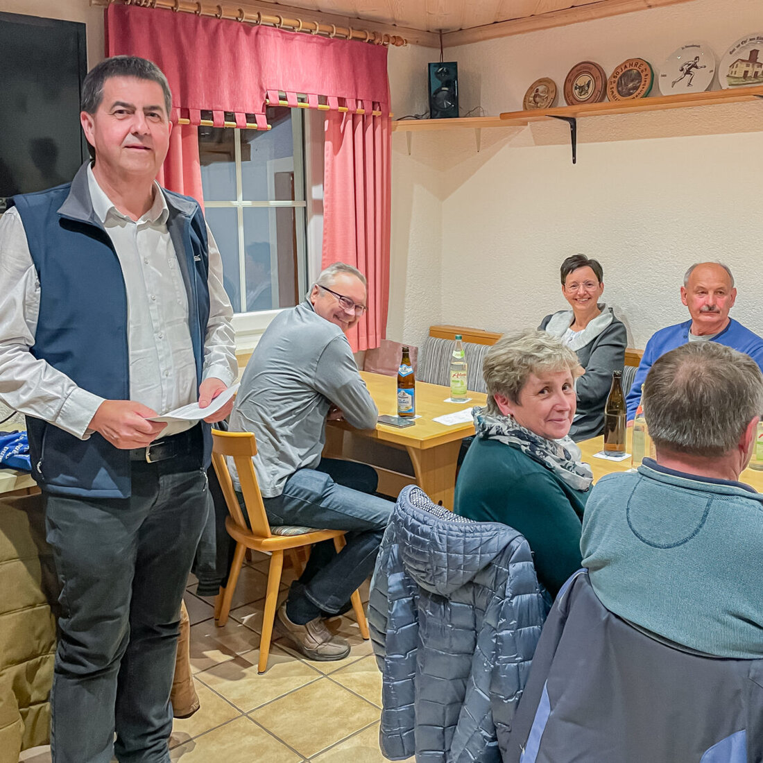 Kastl. Die Vorbereitungen für das Erntedankfest 2025, inklusive des historischen Erntedankzugs vom 12. bis 14. September, laufen auf Hochtouren, mit fast 60 angemeldeten Gruppen und laufendem Kartenvorverkauf für das Konzert der "Troglauer".