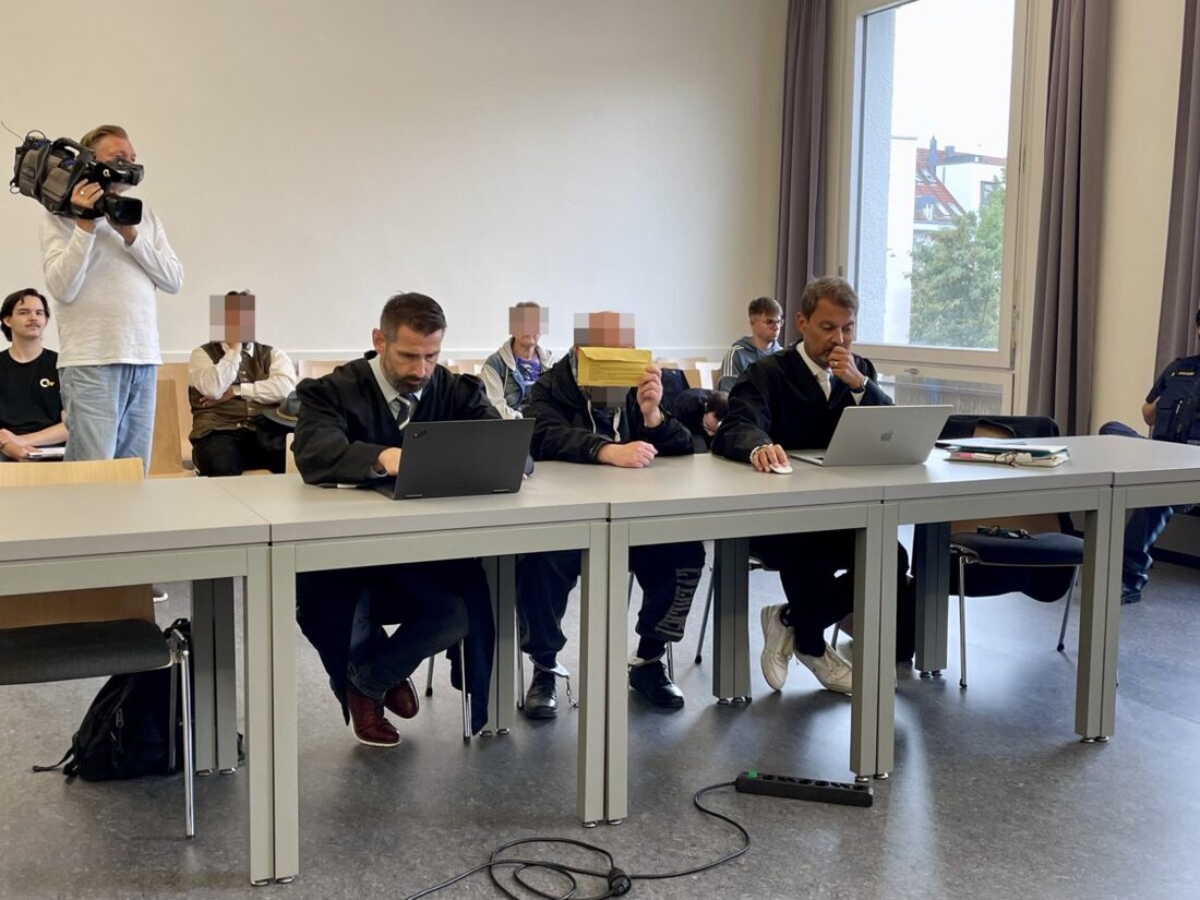 Weiden. Ein 49-Jähriger erhielt wegen sexuellen Missbrauchs seiner 13-jährigen Tochter 2 Jahre und 3 Monate Haft. Ein WhatsApp-Chat belastete ihn maßgeblich.