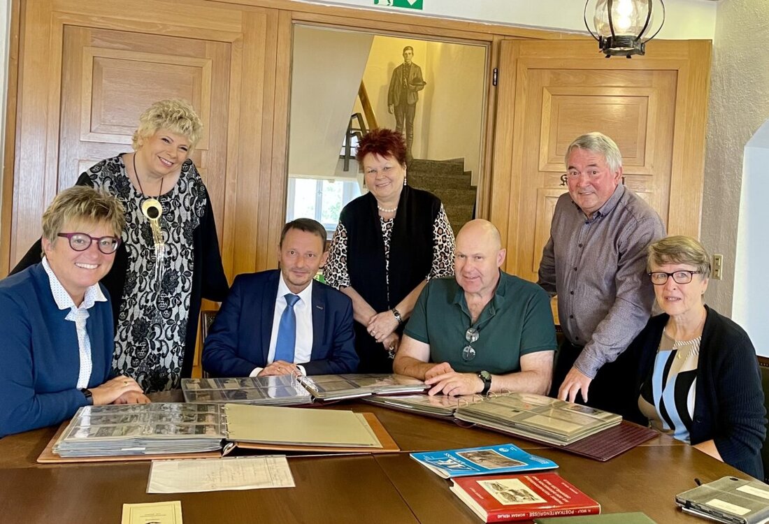 Weiden. Die frühere Kulturamtsleiterin Petra Vorsatz hat der Stadt Weiden einen Schatz geschenkt: Sie überreichte am Dienstag eine Sammlung von etwa 1000 historischen Postkarten an das Stadtarchiv. Darunter sind echte Raritäten.