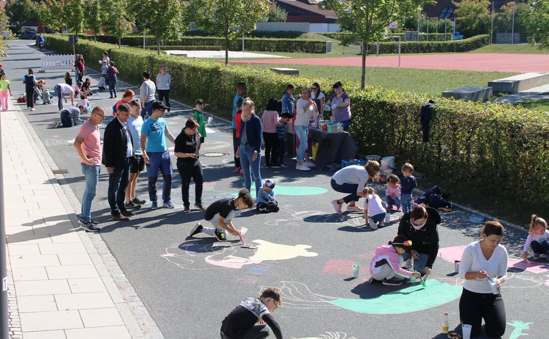 Grafenwöhr. Nachdem das Wetter zum Schulanfang der Straßenmalaktion einen Strich durch die Rechnung machte, war es jetzt bei schönstem Herbstwetter Zeit die Aktion nachzuholen. Von Stefan Neidl Die Sonne strahlte, [&hellip;]