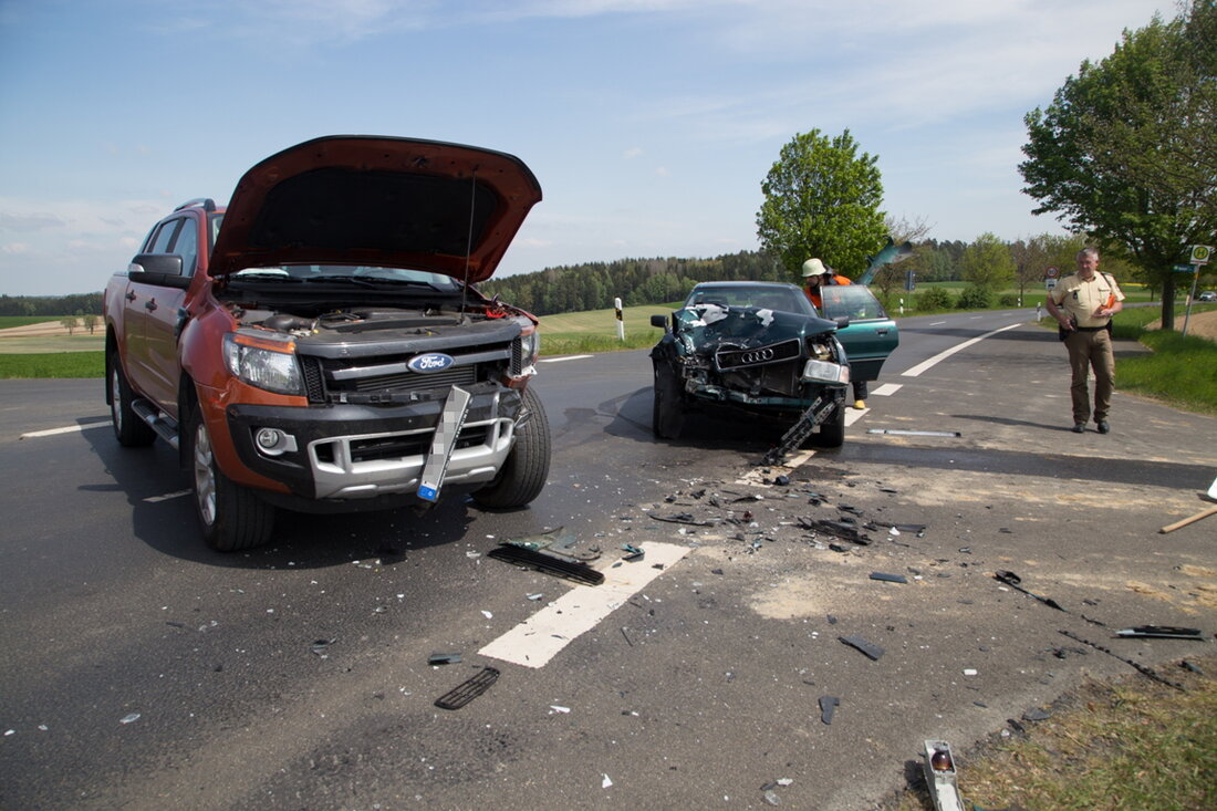 Erbendorf. Auf der Kreisstraße TIR 33 krachten heute zwei Autos ineinander. Beide Fahrer mussten mit dem Rettungshubschrauber und Rettungswagen ins Klinikum gebracht werden. Heute gegen 13:30 Uhr kam es zu dem Verkehrsunfall mit [&hellip;]