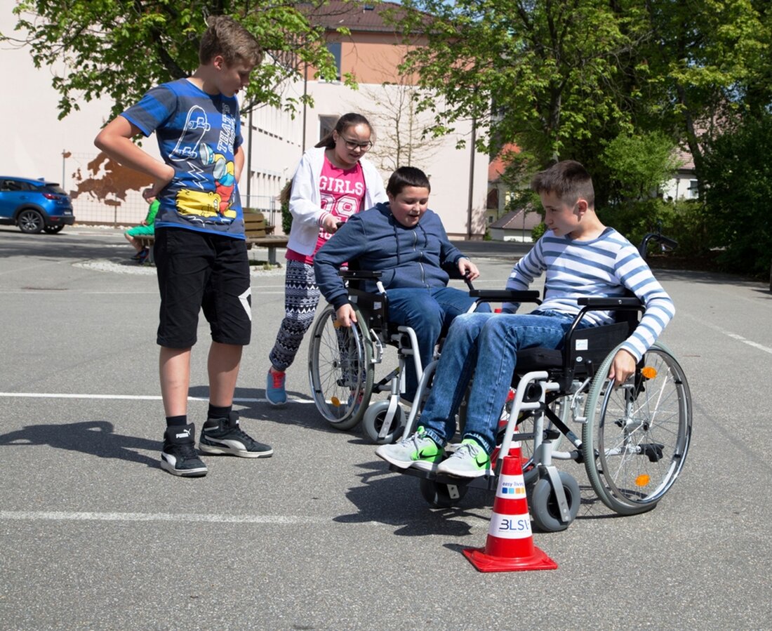 Erbendorf. „Menschen mit Behinderung sind doch eigentlich ganz normal“ diese banale Erfahrung machten jetzt Schülerinnen und Schüler der Mittelschule Erbendorf bei einem Projektnachmittag zum Thema „Inklusion“. Mit welchen Schwierigkeiten aber [&hellip;]