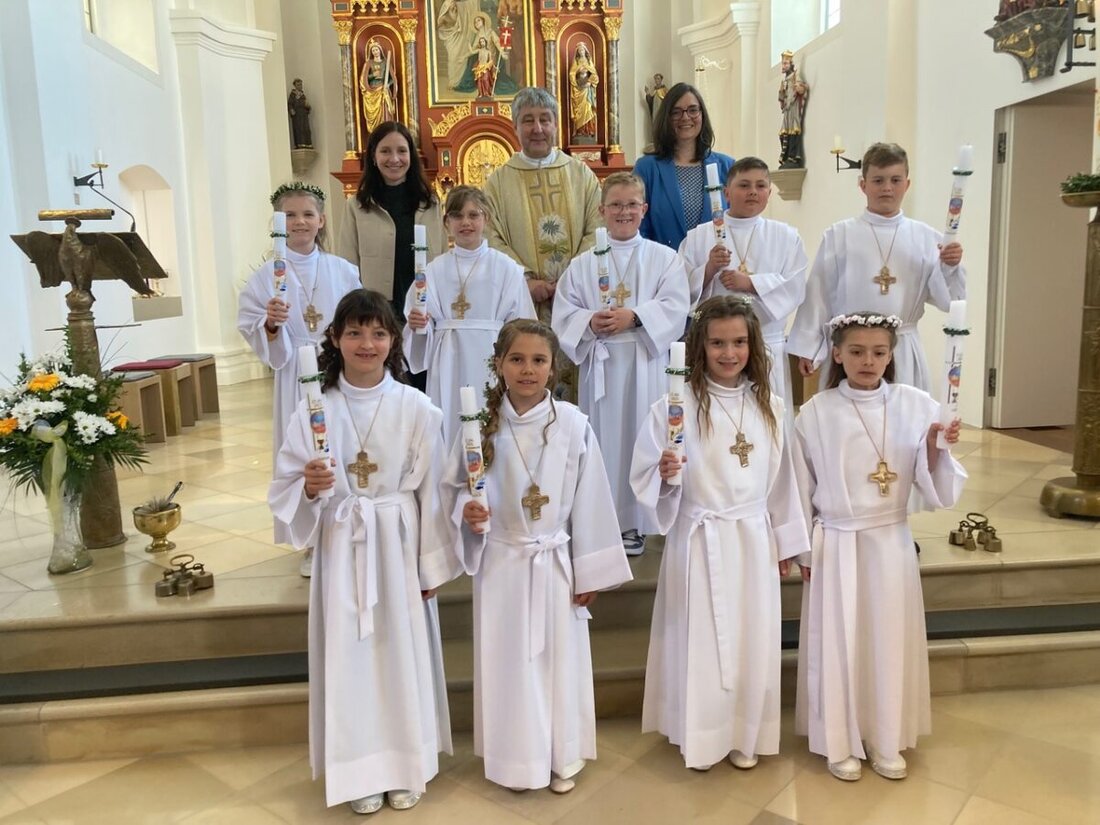 Leuchtenberg. Festgottesdienst zur Erstkommunion in der St. Margareta Kirche musikalisch begleitet, Pfarrer Adam Nieciecki leitete die Zeremonie und geht im Herbst in Ruhestand. Kommunionkinder traten erstmals an den Tisch des Herrn, Pfarrer Dr. Thomas Hösl übernimmt im September.