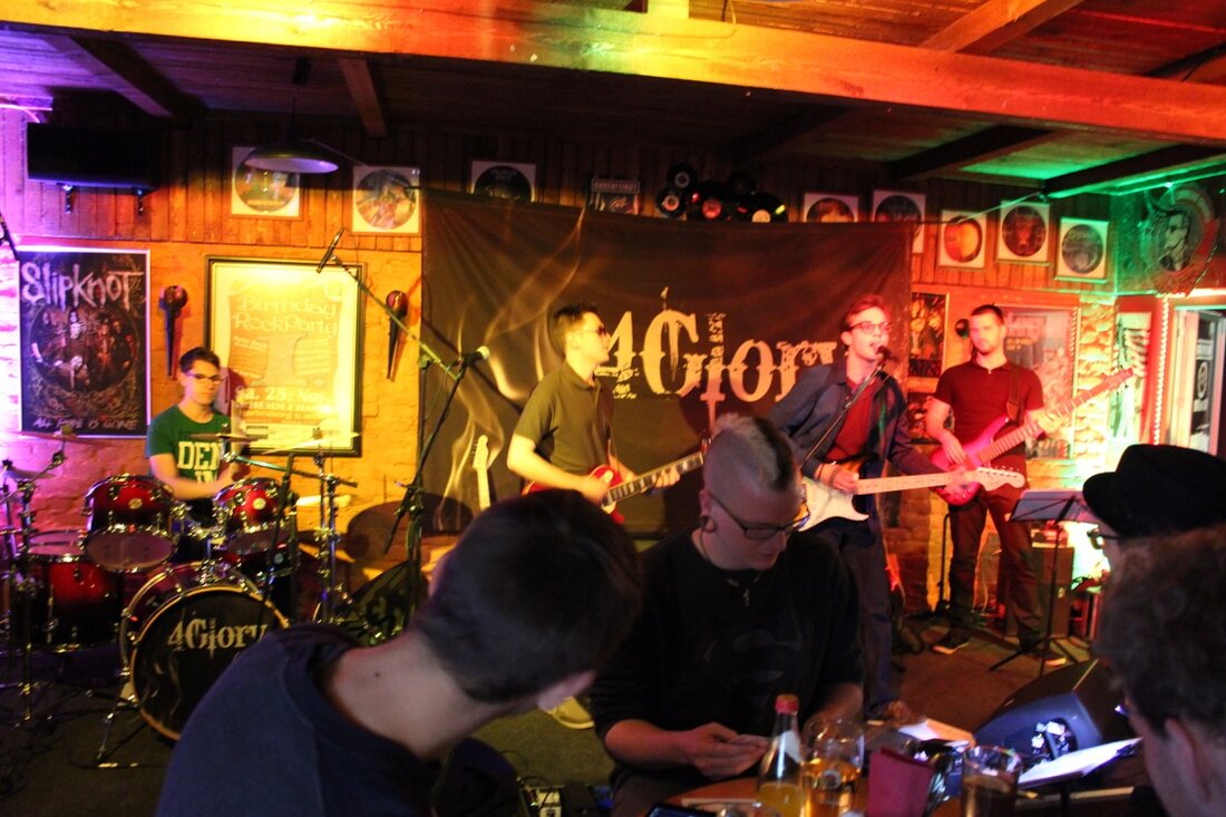 Rothenstadt. Gemeinsame Sache: Die Musikinitiative Vohenstrauß (MiVoh) und der Salute-Club in Rothenstadt setzten am Freitag Abend ihre Event-Serie „Plug &amp; Play“ fort. Die Newcomer-Band „4 Glory“ aus Waldsassen sorgte beim [&hellip;]